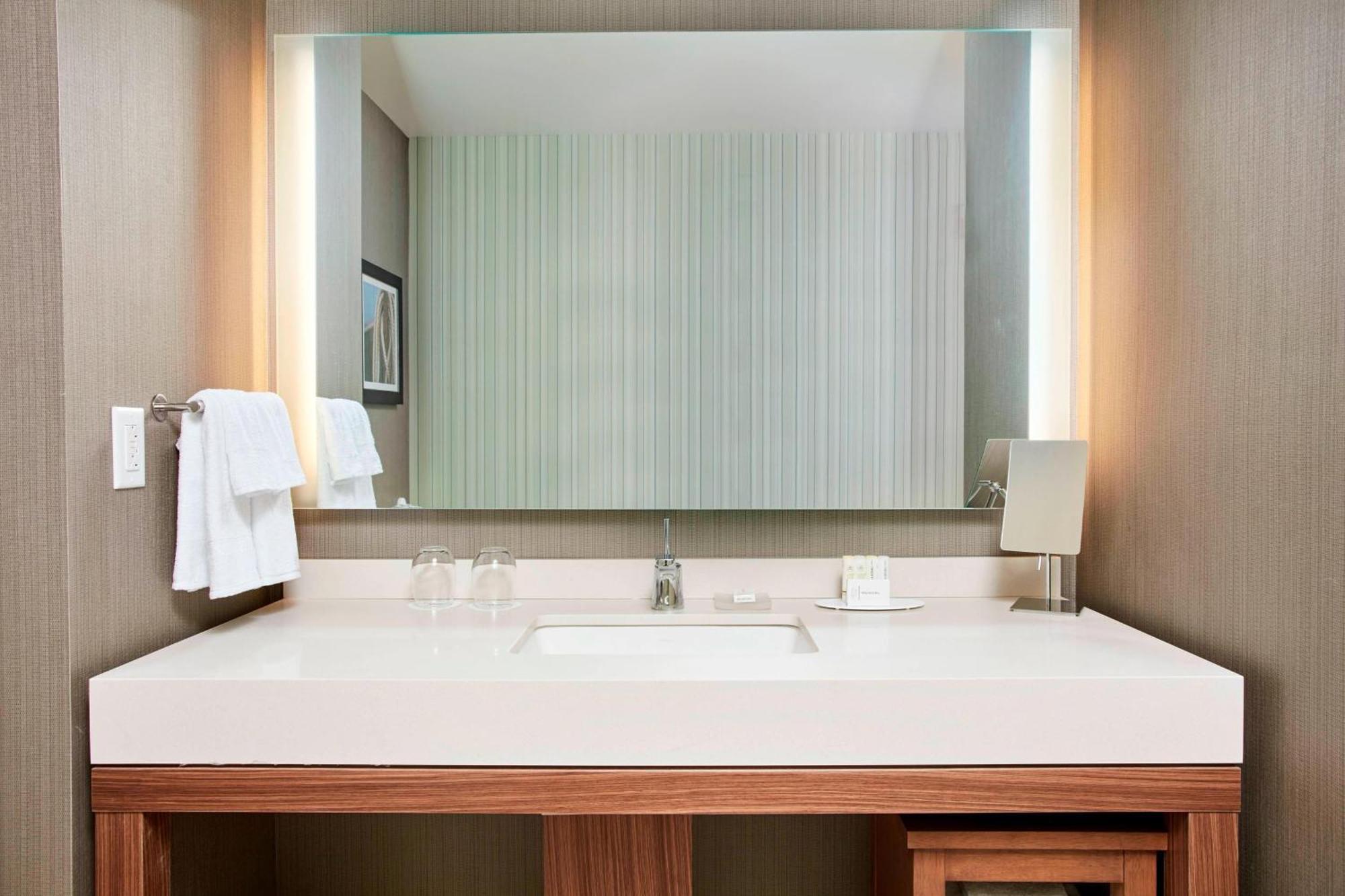 Courtyard By Marriott Erie Bayfront Hotel Ngoại thất bức ảnh