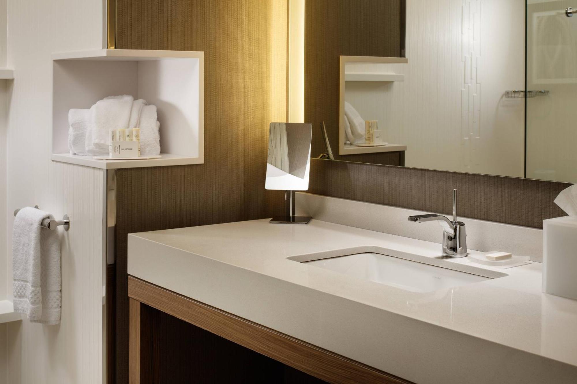 Courtyard By Marriott Erie Bayfront Hotel Ngoại thất bức ảnh
